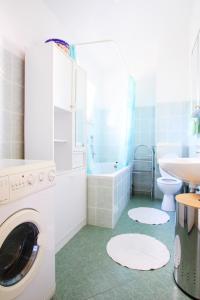 ein Badezimmer mit einer Waschmaschine und einem Waschbecken in der Unterkunft Apartments with a parking space Seget Donji, Trogir - 11171 in Trogir