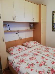 1 dormitorio con 1 cama y 2 almohadas en Apartments by the sea Cove Donja Kruscica - Donja Krusica, Solta - 11146 en Grohote