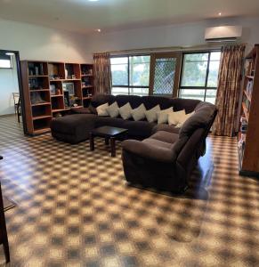 sala de estar con sofá y mesa en Heartland Hideaway, en Vivonne Bay