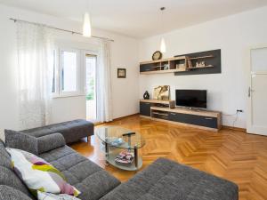 ein Wohnzimmer mit einem Sofa und einem Couchtisch in der Unterkunft Apartments with WiFi Split - 11255 in Split