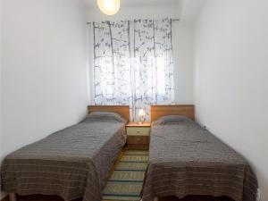 Zimmer mit 2 Betten und einem Fenster in der Unterkunft Apartments with WiFi Split - 11255 in Split