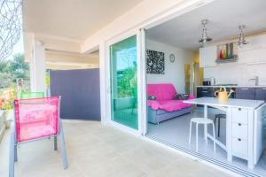 ein Wohnzimmer mit einem rosa Sofa und einem Tisch in der Unterkunft Apartments by the sea Rogac, Solta - 11220 in Rogač
