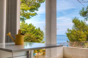 Von der Veranda eines Hauses genießen Sie Meerblick. in der Unterkunft Apartments by the sea Rogac, Solta - 11220 in Rogač