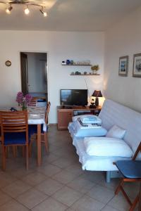 Ruang duduk di Apartments by the sea Stomorska, Solta - 11298