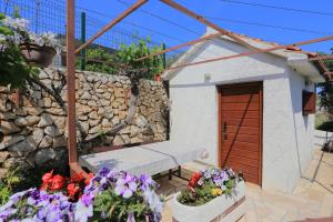 Vonkajšia záhrada v ubytovaní Apartments with a parking space Seget Vranjica, Trogir - 11273