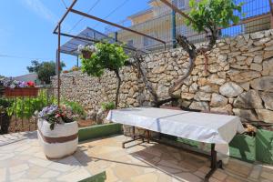 Vonkajšia záhrada v ubytovaní Apartments with a parking space Seget Vranjica, Trogir - 11273