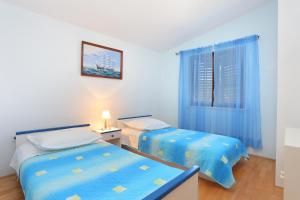Posteľ alebo postele v izbe v ubytovaní Apartments with a parking space Seget Vranjica, Trogir - 11273