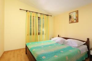 Posteľ alebo postele v izbe v ubytovaní Apartments with a parking space Seget Vranjica, Trogir - 11273