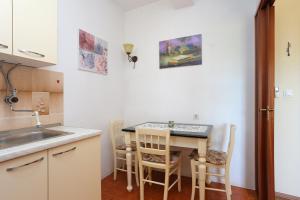 Kuchyňa alebo kuchynka v ubytovaní Apartments with a parking space Seget Vranjica, Trogir - 11273