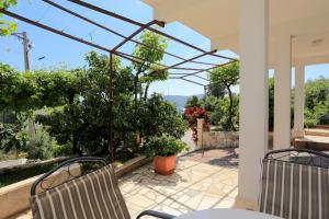Vonkajšia záhrada v ubytovaní Apartments with a parking space Seget Vranjica, Trogir - 11273