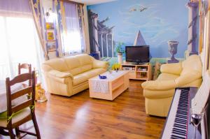 Un lugar para sentarse en Apartments with a parking space Trogir - 11409
