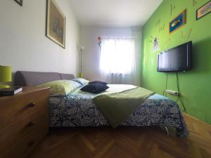Una cama o camas en una habitación de Apartments with a parking space Trogir - 11409