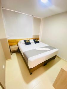 ein Schlafzimmer mit einem großen Bett in einem Zimmer in der Unterkunft Hotel de la Salle in Bogotá