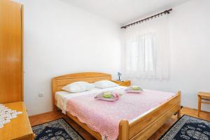 En eller flere senger på et rom på Apartments by the sea Vinisce, Trogir - 11029