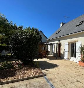 ein Haus mit einem Baum davor in der Unterkunft La Baronnière de Loctudy in Loctudy