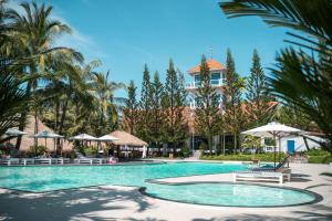 Bazén v ubytování L'Azure Resort and Spa nebo v jeho okolí