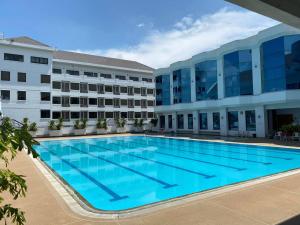 uma grande piscina em frente a um edifício em Naraigrand Hotel (โรงแรมนารายณ์แกรนด์) em Chai Badan