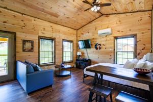 - un salon avec un canapé et une table dans l'établissement Patriots Tiny Home w Hot Tub Fire Pit Grill, à Sevierville