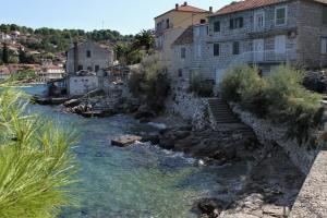 einen Fluss in einer Stadt mit Gebäuden und Häusern in der Unterkunft Apartments by the sea Stomorska, Solta - 13695 in Stomorska