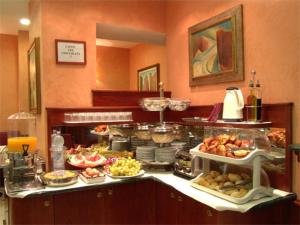 una línea de buffet con muchos tipos diferentes de comida en Hotel Arizona en Florencia