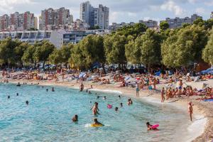 un groupe de personnes dans l'eau d'une plage dans l'établissement Rooms with a parking space Sinj, Zagora - 14466, à Sinj