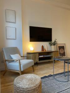 Televízia a/alebo spoločenská miestnosť v ubytovaní Appartement Le Palais du Commerce