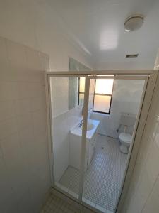 uma casa de banho com um lavatório e um WC em Normandie Wollongong em Wollongong