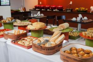 une table contenant de nombreux types de denrées alimentaires différents dans l'établissement Flat Recife - Boa Viagem, à Récife