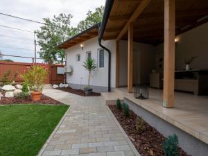 dom z patio i dziedzińcem w obiekcie Bokor vendégház - Levendula apartman w mieście Szentes