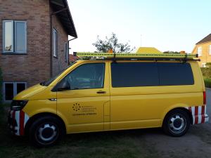 ein gelber Van vor einem Gebäude geparkt in der Unterkunft Thisted Øst Bed & No Breakfast in Thisted