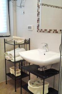 y baño con lavabo, espejo y toallas. en Apartments by the sea Umag - 2528 en Umag