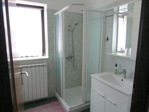 y baño con ducha y lavamanos. en Apartments by the sea Umag - 2528 en Umag