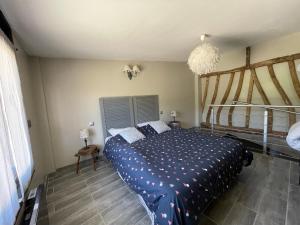 1 dormitorio con 1 cama y 2 literas en La maison du Bonheur "LE GITE" en Saint-Ouen-sous-Bailly