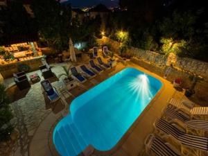 Der Swimmingpool an oder in der Nähe von Villa Stil