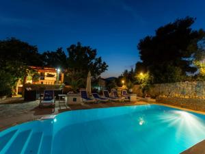 Der Swimmingpool an oder in der Nähe von Villa Stil