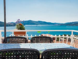 ein Tisch und Stühle mit Blick auf das Wasser in der Unterkunft Villa Stil in Trogir