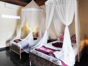 Tempat tidur dalam kamar di Oka Kartini Ubud