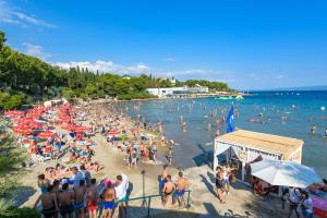 uma grande multidão de pessoas numa praia em Apartments with WiFi Split - 16911 em Split