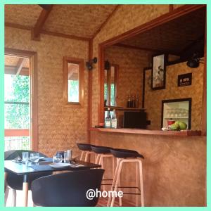 - une salle à manger avec une table et des chaises dans l'établissement At Home annex, à Puerto Princesa