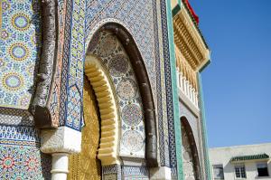 budynek z kolorowymi płytkami na boku w obiekcie Beautiful Riad Ouliya in Fs w Fezie