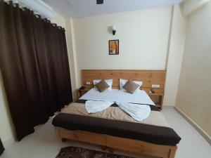 Voodi või voodid majutusasutuse Hotel Krishna Rishikesh toas