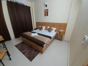 Voodi või voodid majutusasutuse Hotel Krishna Rishikesh toas