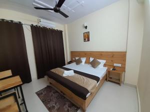 Voodi või voodid majutusasutuse Hotel Krishna Rishikesh toas
