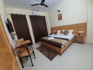 Voodi või voodid majutusasutuse Hotel Krishna Rishikesh toas