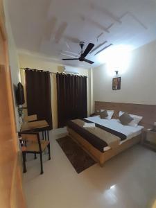 Voodi või voodid majutusasutuse Hotel Krishna Rishikesh toas
