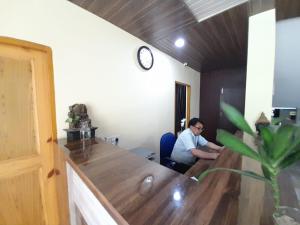Televiisor ja/või meelelahutuskeskus majutusasutuses Hotel Krishna Rishikesh