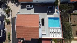 Bazén v ubytování Apartmani Frano nebo v jeho okolí
