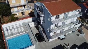 Bazén v ubytování Apartmani Frano nebo v jeho okolí