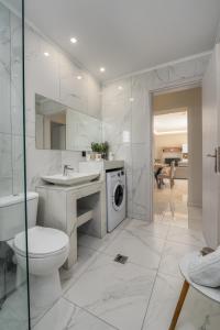 W łazience znajduje się umywalka i pralka. w obiekcie Blue Wind Villa II w mieście Sarakinádhon