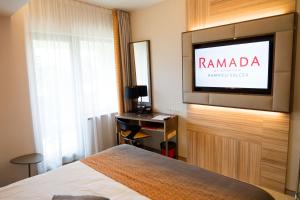 Ένα ή περισσότερα κρεβάτια σε δωμάτιο στο Ramada by Wyndham Ramnicu Valcea